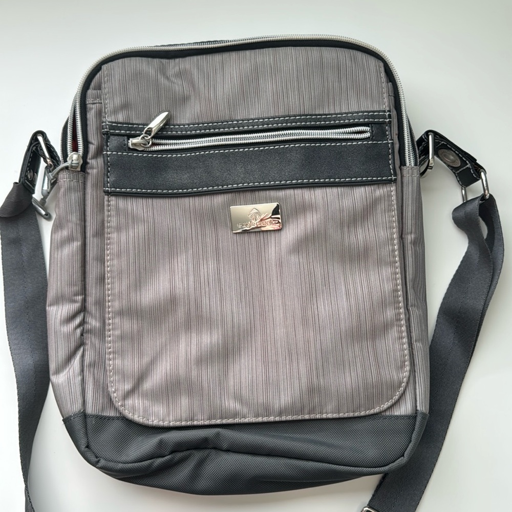 Eagle Creek Day Travelers Roz shoulder bag